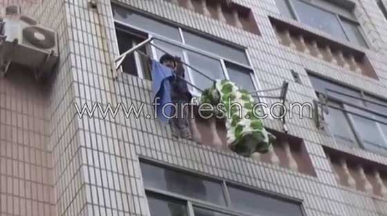 فيديو مثير.. حبل غسيل ينقذ طفلة من موت محقق اثر سقوطها من علو صورة رقم 3