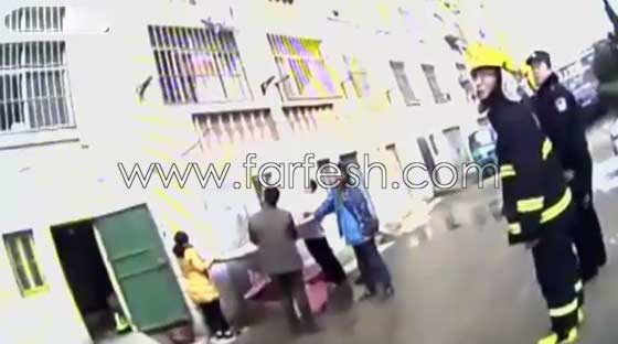 فيديو مثير.. حبل غسيل ينقذ طفلة من موت محقق اثر سقوطها من علو صورة رقم 4