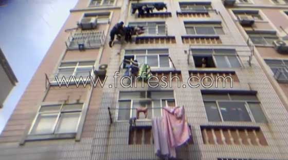 فيديو مثير.. حبل غسيل ينقذ طفلة من موت محقق اثر سقوطها من علو صورة رقم 5