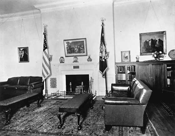 ترامب يبيت ليلته الاولى بالبيت الابيض في غرفة لينكولين المسكونة بالاشباح صورة رقم 1