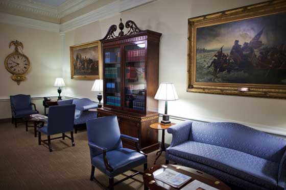 ترامب يبيت ليلته الاولى بالبيت الابيض في غرفة لينكولين المسكونة بالاشباح صورة رقم 5