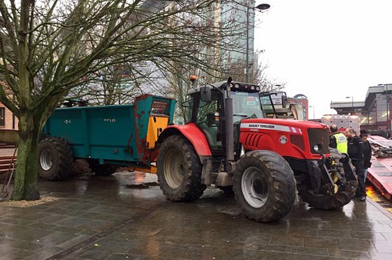 مزارع غاضب يفرغ حمولة شاحنته من الطين عند مدخل بناية المحكمة صورة رقم 1