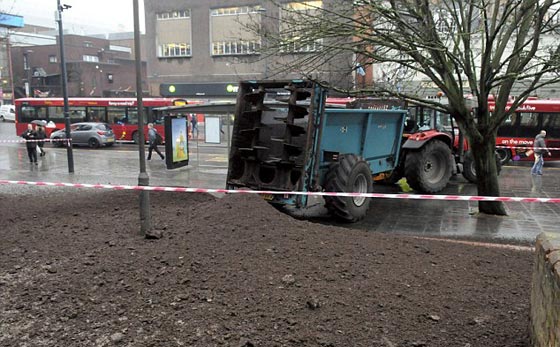 مزارع غاضب يفرغ حمولة شاحنته من الطين عند مدخل بناية المحكمة صورة رقم 2