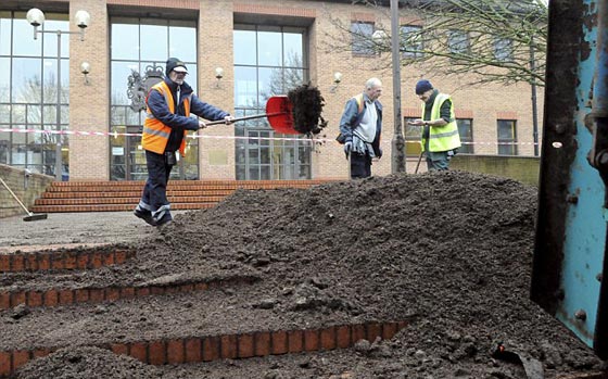 مزارع غاضب يفرغ حمولة شاحنته من الطين عند مدخل بناية المحكمة صورة رقم 3