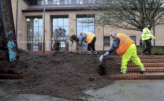 مزارع غاضب يفرغ حمولة شاحنته من الطين عند مدخل بناية المحكمة صورة رقم 4