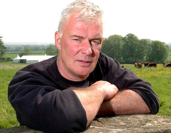 مزارع غاضب يفرغ حمولة شاحنته من الطين عند مدخل بناية المحكمة صورة رقم 5