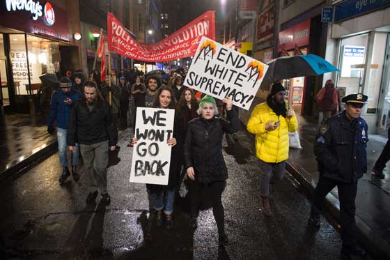 ترامب رئيس للمنقسمين.. بين مناصرين له ومحتجين في الشوارع صورة رقم 4