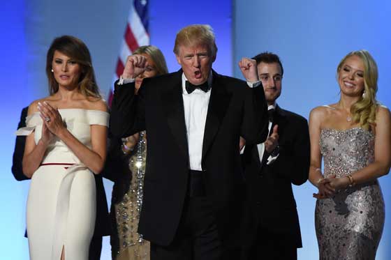 ترامب رئيس للمنقسمين.. بين مناصرين له ومحتجين في الشوارع صورة رقم 2