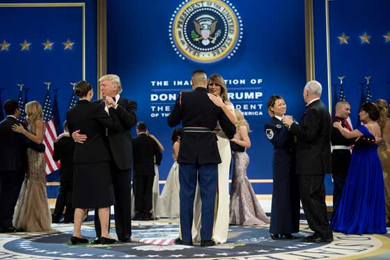 ترامب رئيس للمنقسمين.. بين مناصرين له ومحتجين في الشوارع صورة رقم 47