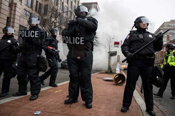 ترامب رئيس للمنقسمين.. بين مناصرين له ومحتجين في الشوارع صورة رقم 20