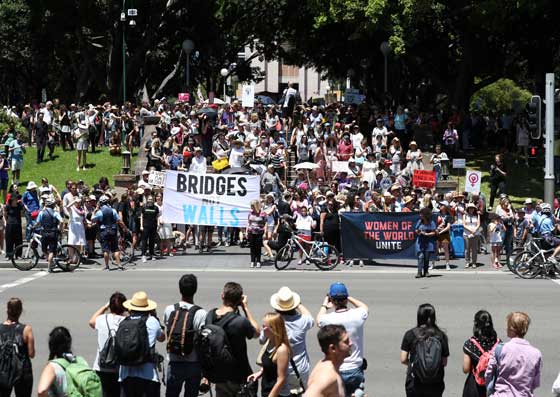 ترامب رئيس للمنقسمين.. بين مناصرين له ومحتجين في الشوارع صورة رقم 22