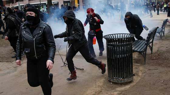 ترامب رئيس للمنقسمين.. بين مناصرين له ومحتجين في الشوارع صورة رقم 24