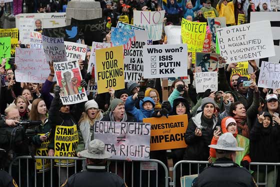 ترامب رئيس للمنقسمين.. بين مناصرين له ومحتجين في الشوارع صورة رقم 27