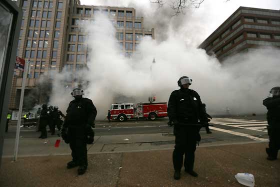 ترامب رئيس للمنقسمين.. بين مناصرين له ومحتجين في الشوارع صورة رقم 29