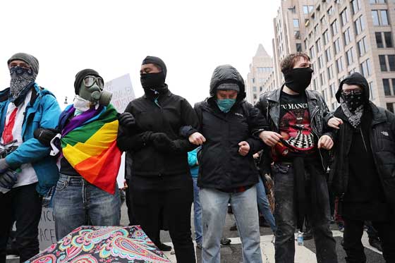 ترامب رئيس للمنقسمين.. بين مناصرين له ومحتجين في الشوارع صورة رقم 32