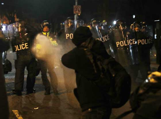 ترامب رئيس للمنقسمين.. بين مناصرين له ومحتجين في الشوارع صورة رقم 37