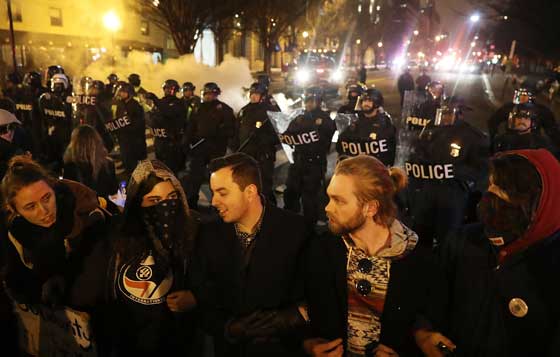 ترامب رئيس للمنقسمين.. بين مناصرين له ومحتجين في الشوارع صورة رقم 38