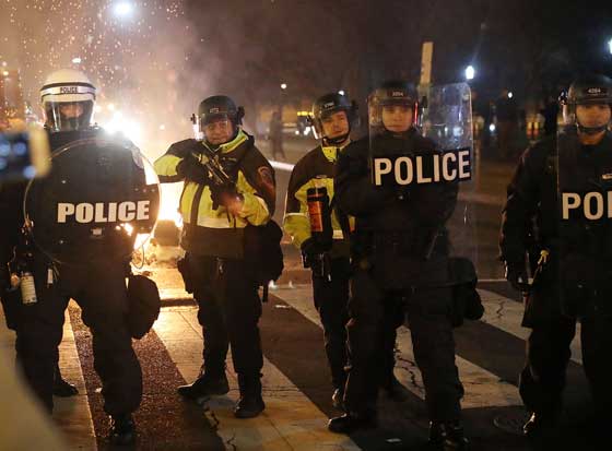 ترامب رئيس للمنقسمين.. بين مناصرين له ومحتجين في الشوارع صورة رقم 40