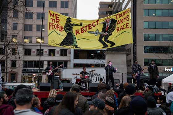 ترامب رئيس للمنقسمين.. بين مناصرين له ومحتجين في الشوارع صورة رقم 41