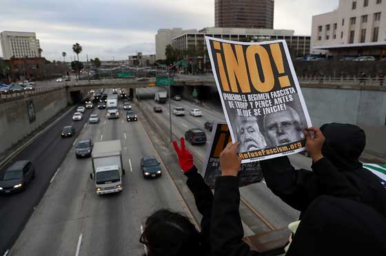 ترامب رئيس للمنقسمين.. بين مناصرين له ومحتجين في الشوارع صورة رقم 43