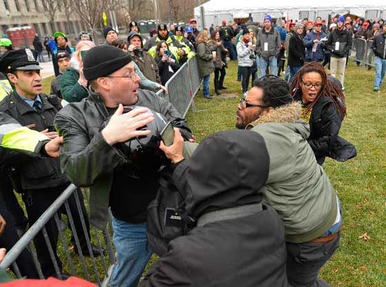 ترامب رئيس للمنقسمين.. بين مناصرين له ومحتجين في الشوارع صورة رقم 8