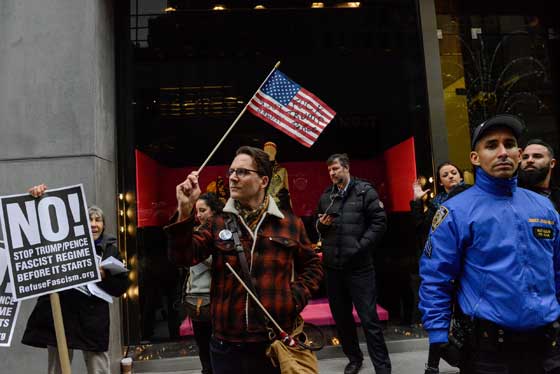 ترامب رئيس للمنقسمين.. بين مناصرين له ومحتجين في الشوارع صورة رقم 10