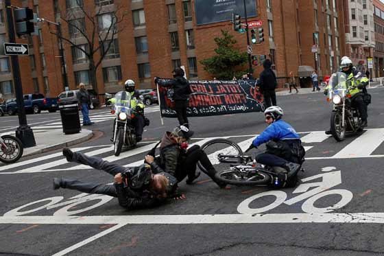 ترامب رئيس للمنقسمين.. بين مناصرين له ومحتجين في الشوارع صورة رقم 13