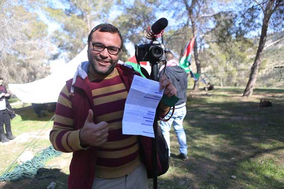 شرطي اسرائيلي يصدر مخالفة سير على الأقدام لصحفي فلسطيني!! صورة رقم 1