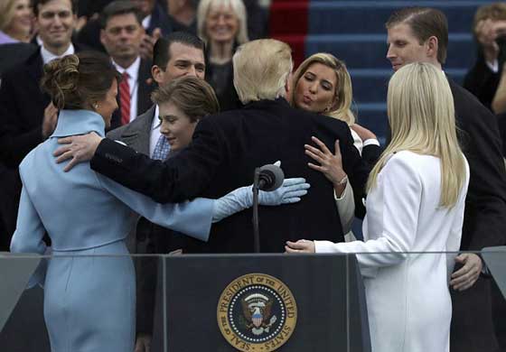 ميلانيا ترامب تستحضر جاكلين كينيدي بمعطف يحمل مسحة الستينيات صورة رقم 14