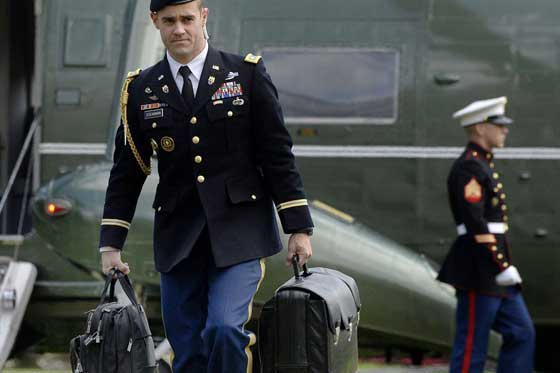 حقيبة سوداء ترافق الرئيس الامريكي في كل مكان.. اي سر تحمله بداخلها؟! صورة رقم 5