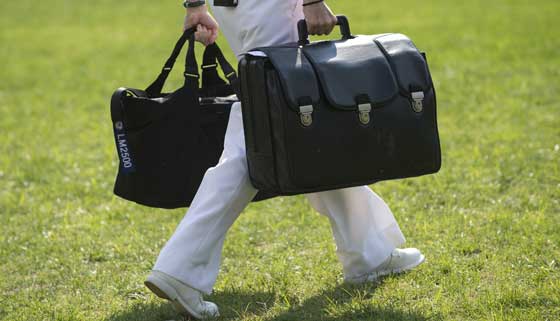 حقيبة سوداء ترافق الرئيس الامريكي في كل مكان.. اي سر تحمله بداخلها؟! صورة رقم 6