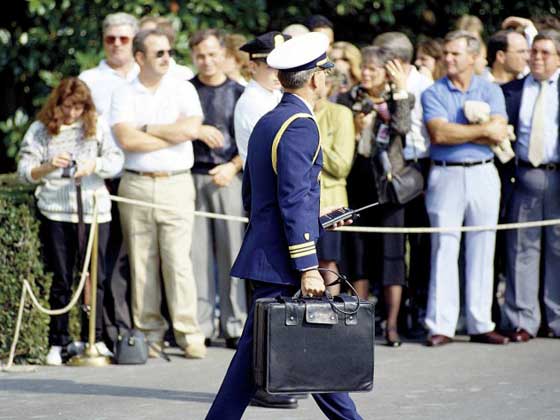 حقيبة سوداء ترافق الرئيس الامريكي في كل مكان.. اي سر تحمله بداخلها؟! صورة رقم 9