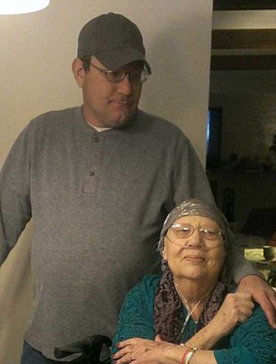 فيديو مؤلم.. عناصر الشرطة الامريكية يحاصرون رجلا مختلا واعمى ويقتلونه بالرصاص صورة رقم 5