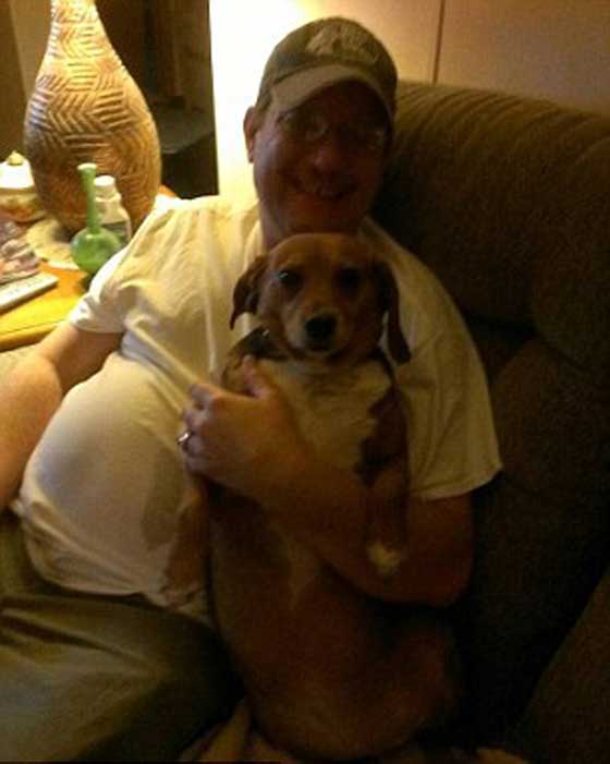 فيديو مؤلم.. عناصر الشرطة الامريكية يحاصرون رجلا مختلا واعمى ويقتلونه بالرصاص صورة رقم 6