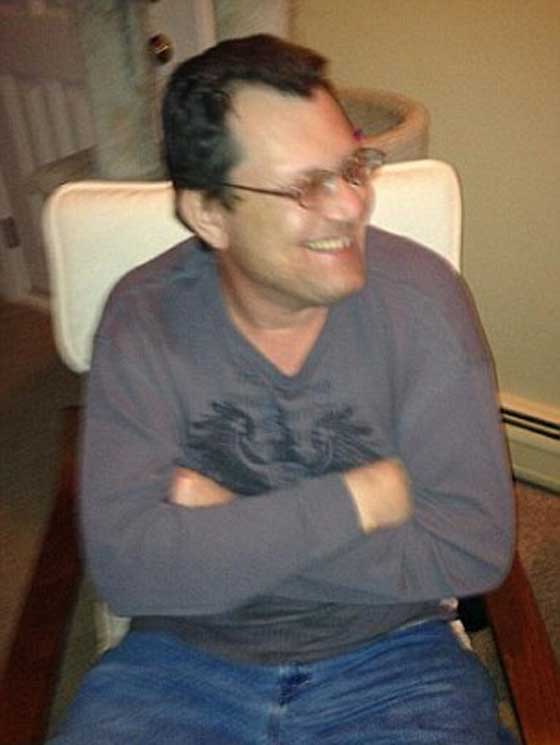 فيديو مؤلم.. عناصر الشرطة الامريكية يحاصرون رجلا مختلا واعمى ويقتلونه بالرصاص صورة رقم 7