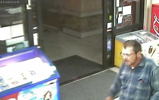 فيديو مؤلم.. عناصر الشرطة الامريكية يحاصرون رجلا مختلا واعمى ويقتلونه بالرصاص صورة رقم 2