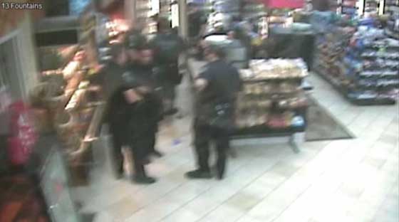 فيديو مؤلم.. عناصر الشرطة الامريكية يحاصرون رجلا مختلا واعمى ويقتلونه بالرصاص صورة رقم 3