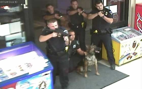 فيديو مؤلم.. عناصر الشرطة الامريكية يحاصرون رجلا مختلا واعمى ويقتلونه بالرصاص صورة رقم 1