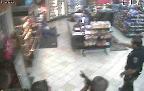 فيديو مؤلم.. عناصر الشرطة الامريكية يحاصرون رجلا مختلا واعمى ويقتلونه بالرصاص صورة رقم 4