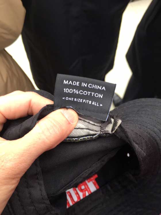 ما حكاية قبعات البيسبول الحمراء التي صدمت ترامب في حفل تنصيبه؟! صورة رقم 5