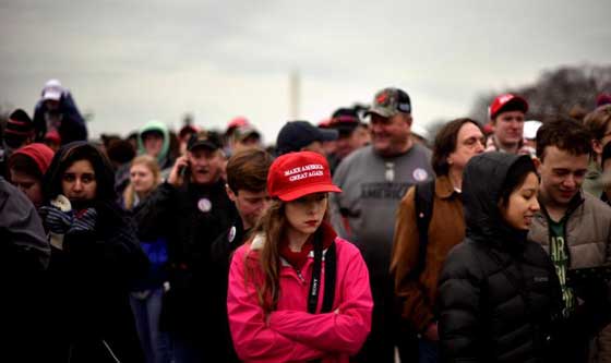 ما حكاية قبعات البيسبول الحمراء التي صدمت ترامب في حفل تنصيبه؟! صورة رقم 6