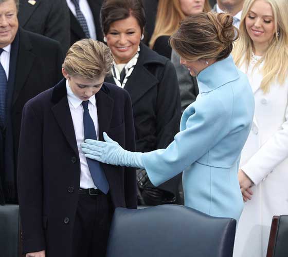 فيديو طريف.. مداعبة بارون ترامب لأبن إيفانكا أثناء توقيع والده قرارات رئاسية صورة رقم 12