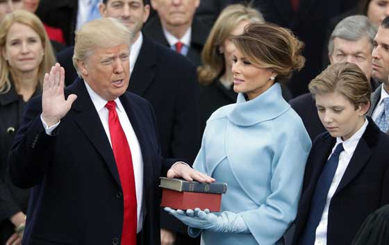 فيديو طريف.. مداعبة بارون ترامب لأبن إيفانكا أثناء توقيع والده قرارات رئاسية صورة رقم 11