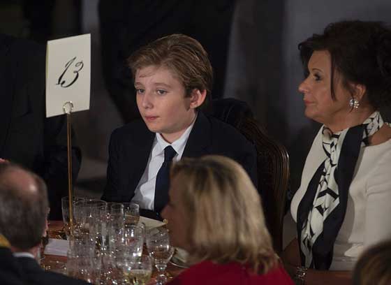 فيديو طريف.. مداعبة بارون ترامب لأبن إيفانكا أثناء توقيع والده قرارات رئاسية صورة رقم 10