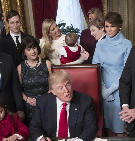 فيديو طريف.. مداعبة بارون ترامب لأبن إيفانكا أثناء توقيع والده قرارات رئاسية صورة رقم 5