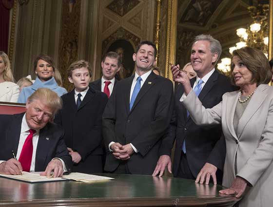 فيديو طريف.. مداعبة بارون ترامب لأبن إيفانكا أثناء توقيع والده قرارات رئاسية صورة رقم 7