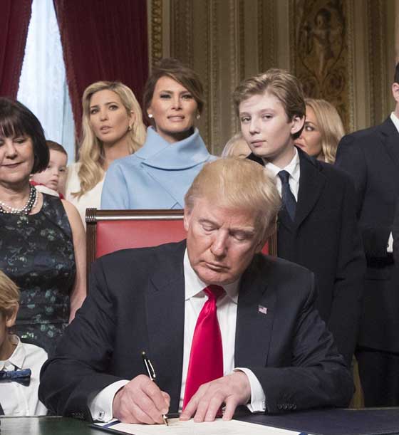 فيديو طريف.. مداعبة بارون ترامب لأبن إيفانكا أثناء توقيع والده قرارات رئاسية صورة رقم 6