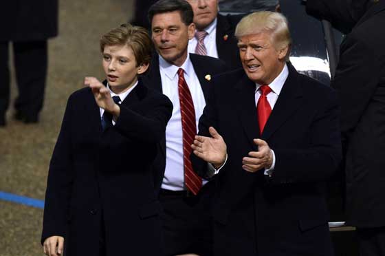 فيديو طريف.. مداعبة بارون ترامب لأبن إيفانكا أثناء توقيع والده قرارات رئاسية صورة رقم 13