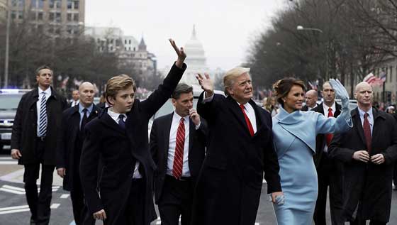 فيديو طريف.. مداعبة بارون ترامب لأبن إيفانكا أثناء توقيع والده قرارات رئاسية صورة رقم 14