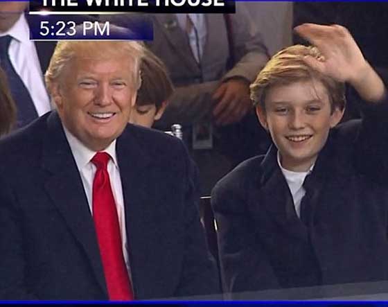 فيديو طريف.. مداعبة بارون ترامب لأبن إيفانكا أثناء توقيع والده قرارات رئاسية صورة رقم 15